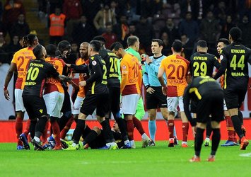 Kırmızı kart sonrası saha karıştı!