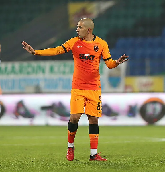 Galatasaray'da Feghouli sakatlanarak oyundan çıktı - 1
