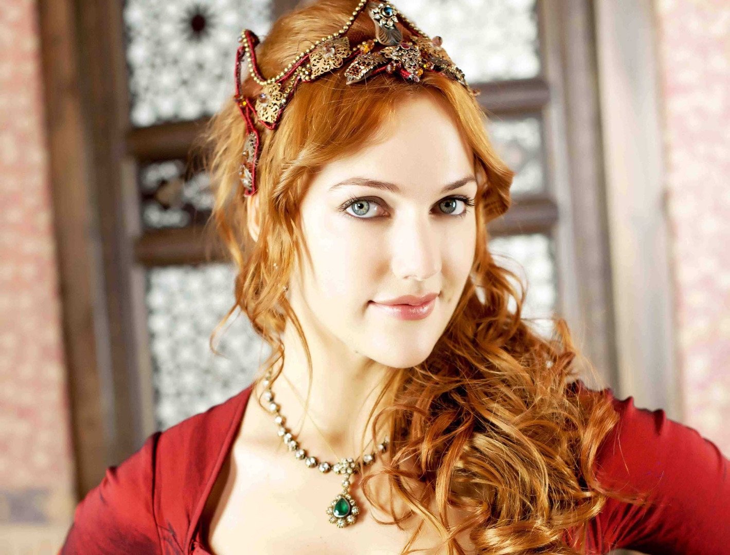Emmanuel Adebayor, Meryem Uzerli’yi takibe aldı