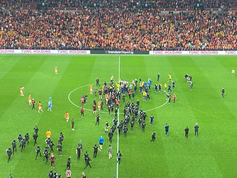 Dev derbide maç sonu saha karıştı! Bitiş düdüğünden sonra... - 1