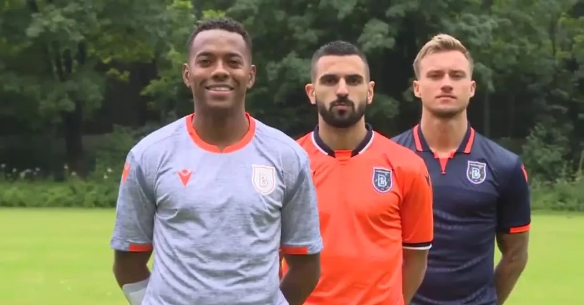 Başakşehir yeni sezon formalarını tanıttı