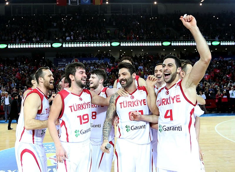 12 Dev Adam İspanya’yı devirdi