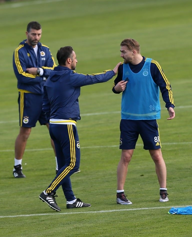 O topu sana yediririm!