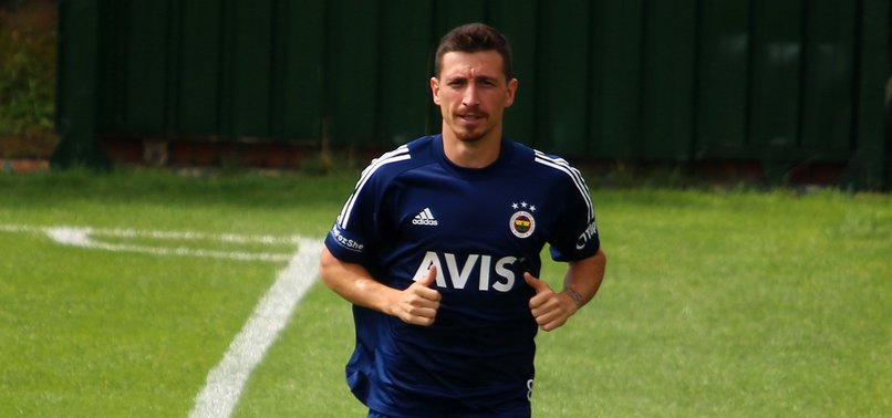 Fenerbahçe Mert Hakan Yandaş'ın lisansını çıkardı