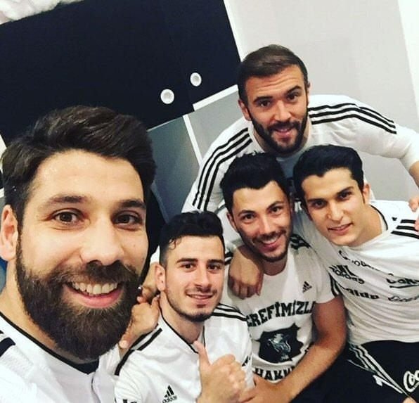 Ünlüler Beşiktaş’ın şampiyonluğunu böyle kutladı.