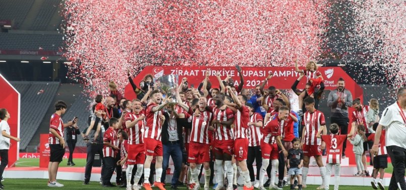 Ziraat Türkiye Kupası şampiyonu Demir Grup Sivasspor kupasını kaldırdı!