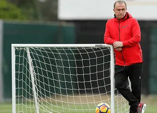 Galatasaray'da 10 futbolcu gidiyor