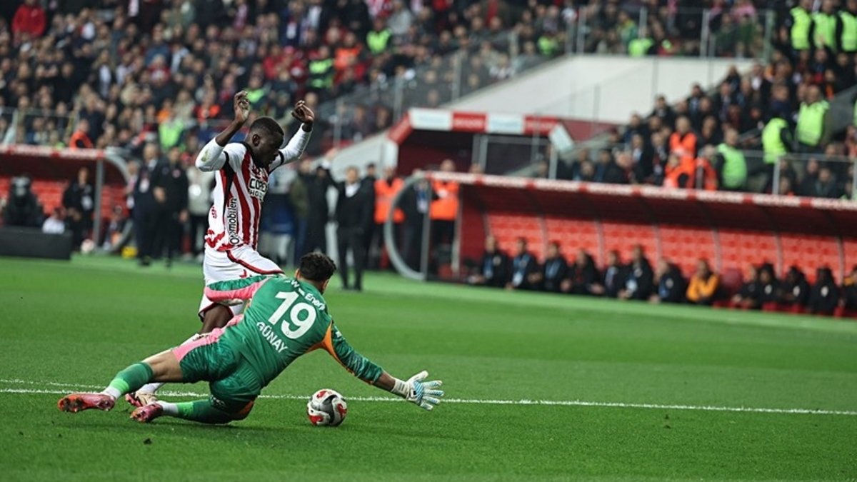 Galatasaray Samsun'da 10 kişi kaldı! İşte o pozisyon
