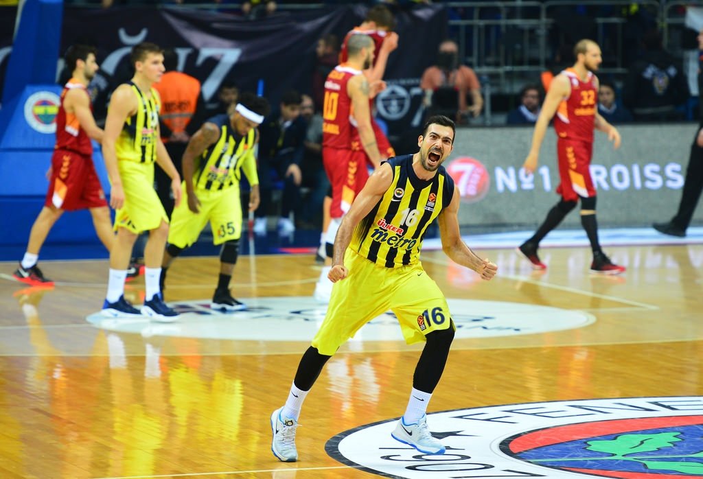 Volkan Demirel yerinde duramadı