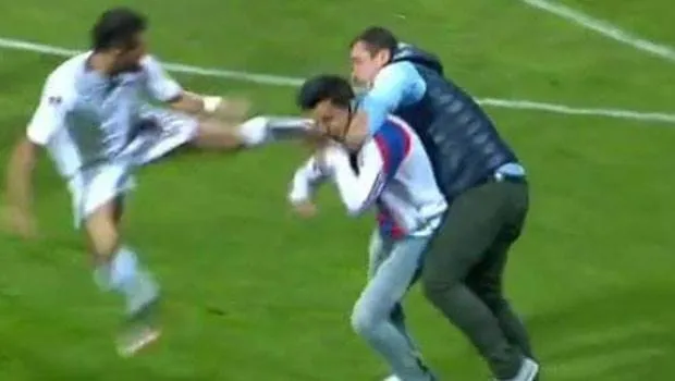 Futbolcudan taraftara tekme. - 1