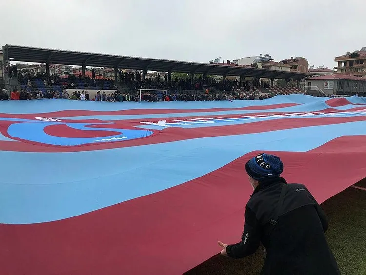 Trabzonspor'da taraftarlar şampiyonluğa hazırlanıyor! Dev bayrak yaptırıldı - 1