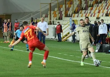 5 futbolcu sınırda geçti!