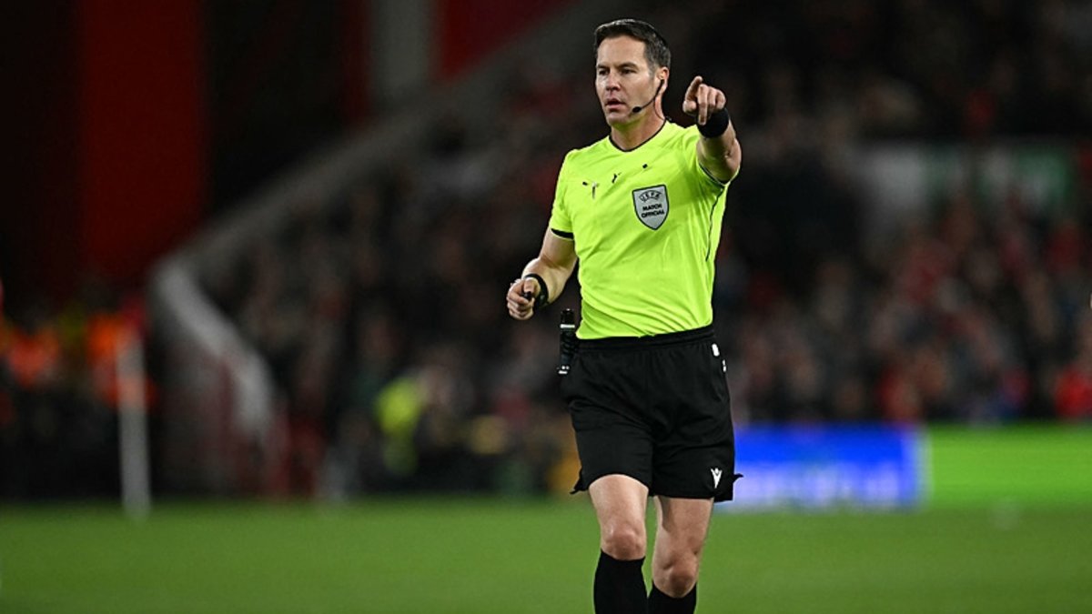 Kupa finalini çalan telefonunu açmak için durdurdu! Hakemin o hareketinin nedeni…