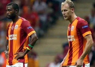 Galatasaray'a iki futbolcusundan kötü haber!