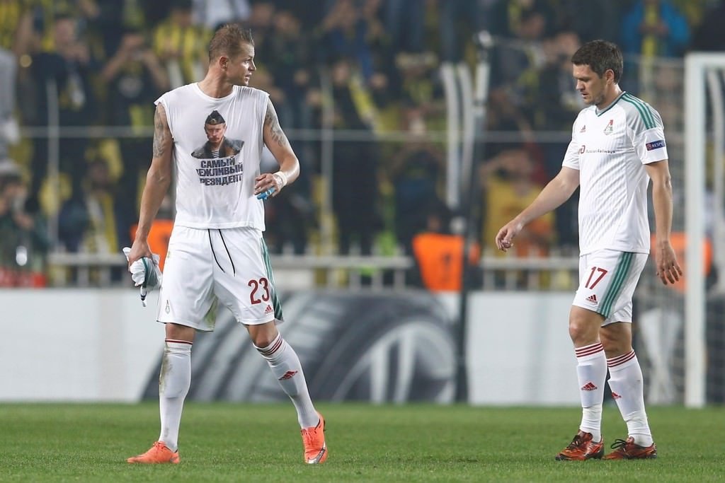 Rus futbolcudan olay yaratan tişört