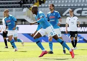 Napoli deplasmanda güldü!