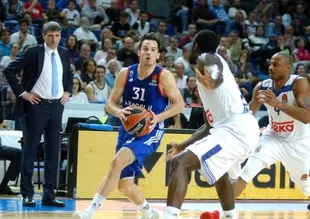 Anadolu Efes, Real Madrid'e kaybetti
