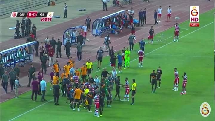 Club Africain - Galatasaray maçında olay! Bu adamlar normal değil