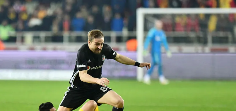 Caner solda resital yaptı