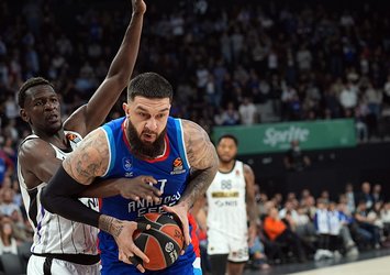 Anadolu Efes evinde kazandı!