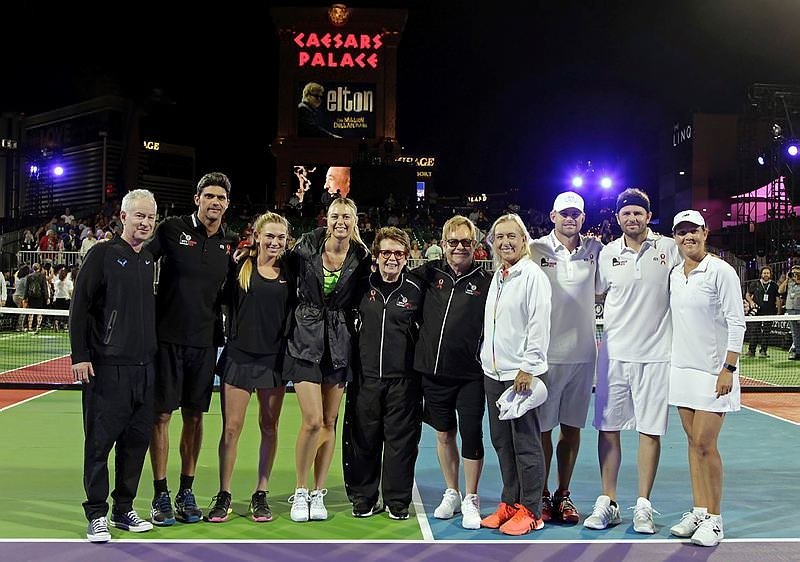 Ve Sharapova korta çıktı