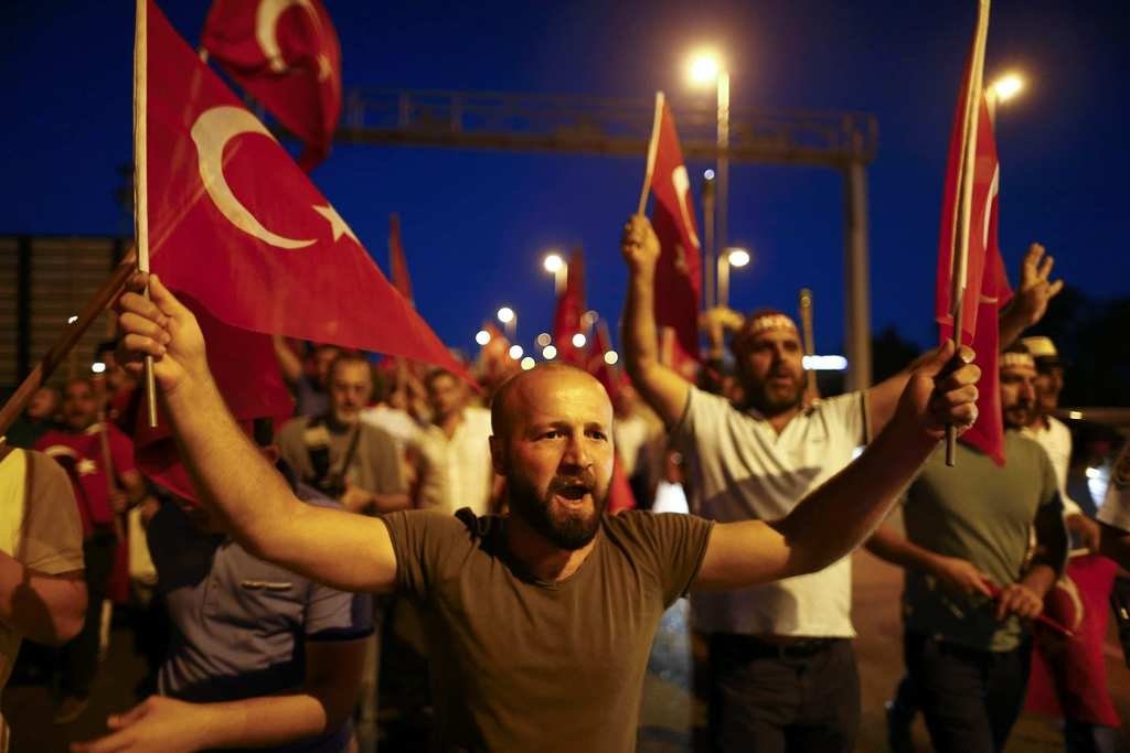 Milyonlar demokrasi nöbetinde