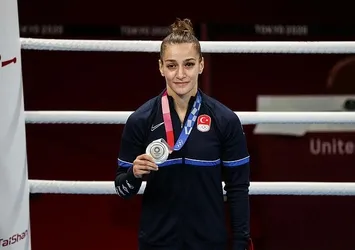 Buse Naz Çakıroğlu madalyasını aldı