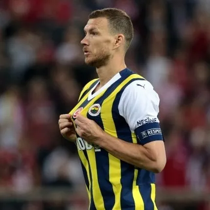 FENERBAHÇE HABERLERİ - Edin Dzeko tepki gösteren Olympiakos taraftarlarına Türk Bayrağı’nı gösterdi! - 1