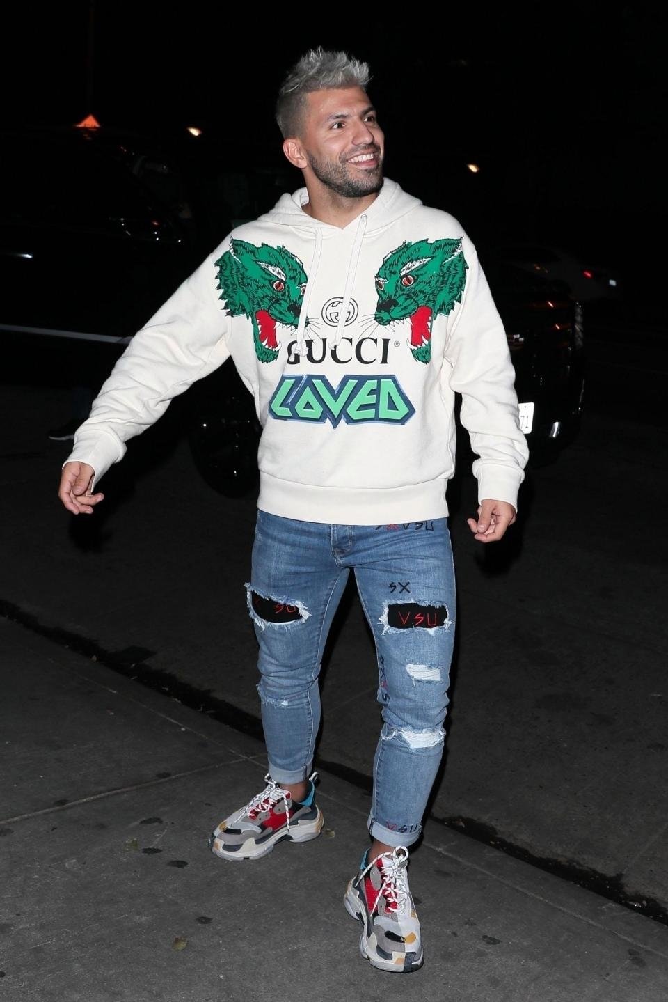 Yıldız futbolcu 4 kadınla yakalandı!