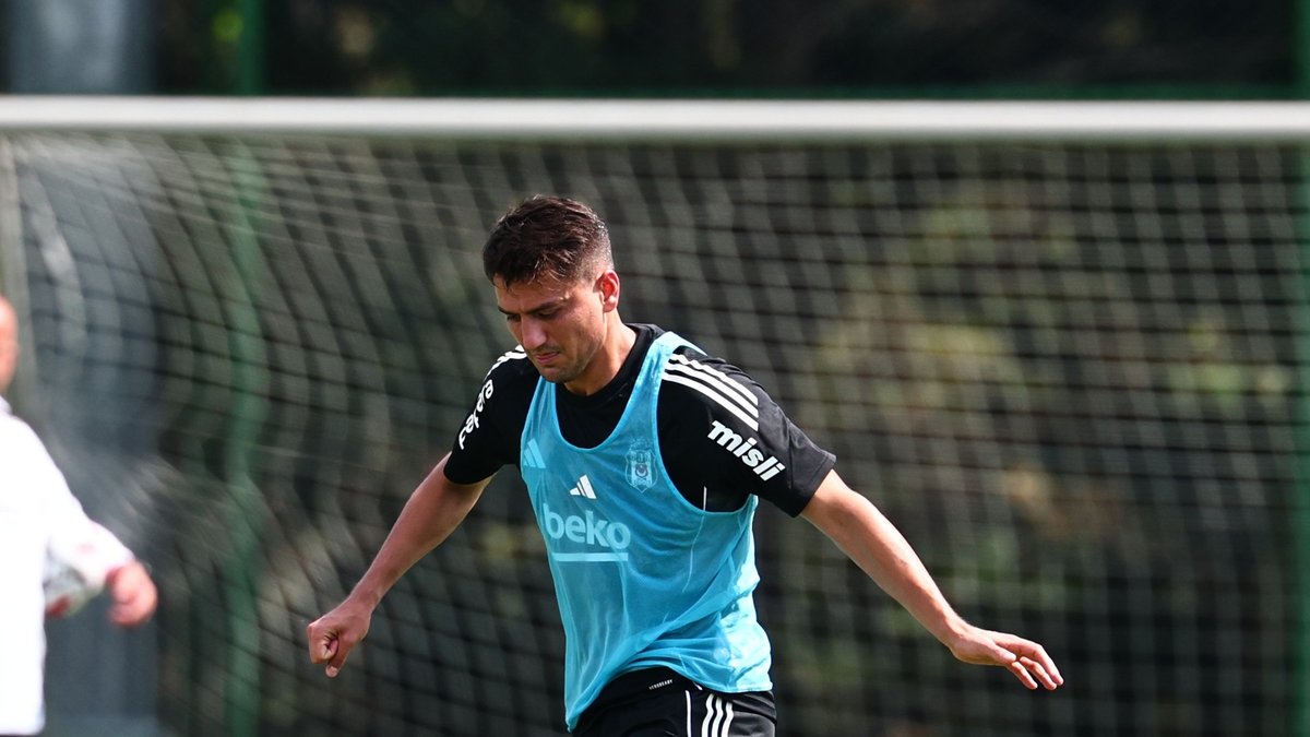 Beşiktaş'ın yeni transferi Cengiz Ünder ilk antrenmanına çıktı! Beşiktaş'ın yeni transferi Cengiz Ünder ilk antrenmanına çıktı!