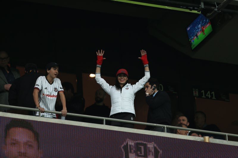 Şükran Ovalı, üçlü çektirdi