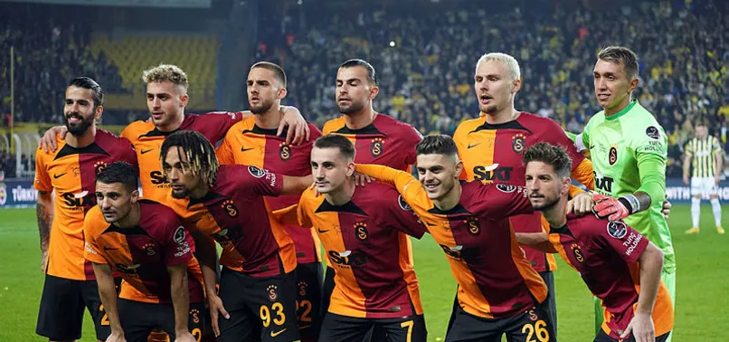 Galatasaray hem atıyor hem tutuyor!