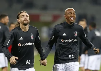 Kavgalı Caner ve Talisca sahada el ele