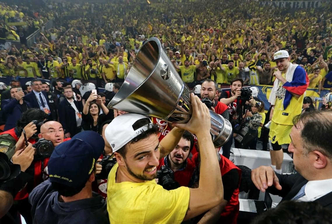 Datome söz verdi, saçlarını kestirdi