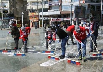 Antalyaspor taraftarından meydan temizliği