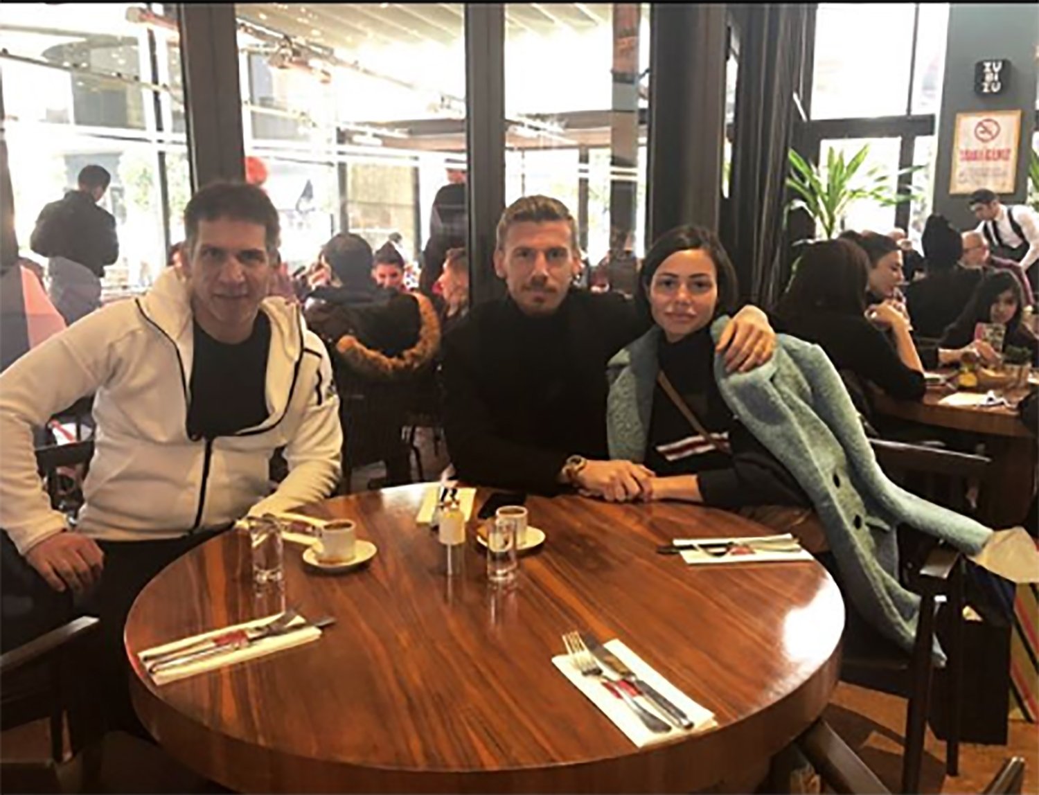 Serdar Aziz’i eşi yaktı!