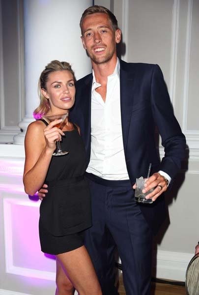 İşte ünlü futbolcuların eşleri veya sevgilileri