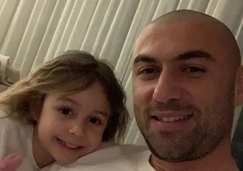 Burak Yılmaz saçlarını kazıttı