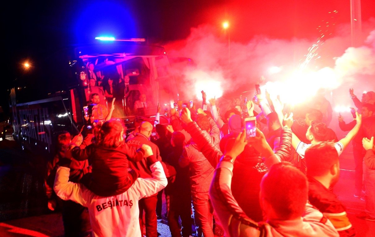 Beşiktaş meşalelerle karşılandı