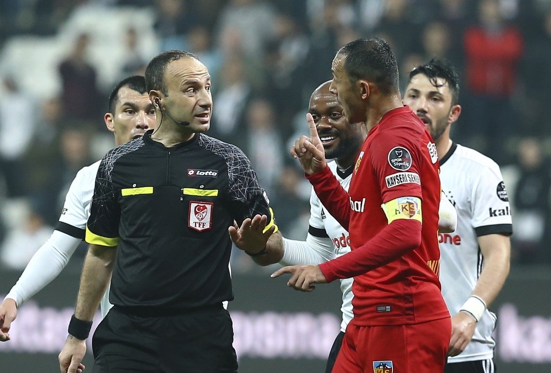 Hakem Barış Şimşek, Talisca’ya çarptı! İşte o anlar