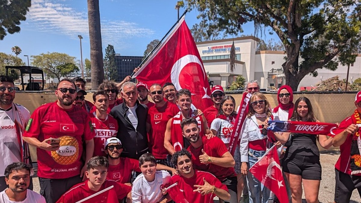 TFF Başkanı Hacıosmanoğlu ve milli futbolcular, taraftarlara imza dağıttı