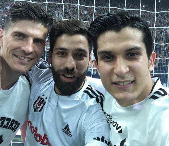 Ünlüler Beşiktaş’ın şampiyonluğunu böyle kutladı.