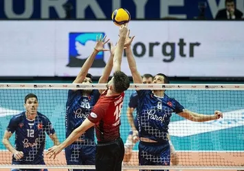 Halkbank evinde coştu