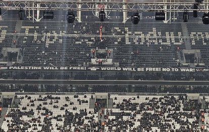 Beşiktaş tribünlerinden Filistin pankartı!
