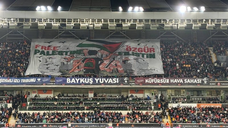 rams-basaksehir-tribunlerinden-galatasaray-maci-oncesi-filistine-destek-koreografisi-1760806549372.jpg