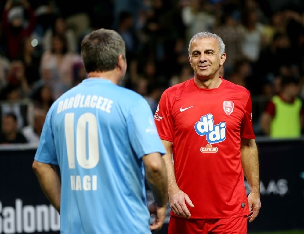 Futbolun yıldızları Darülaceze için oynadı