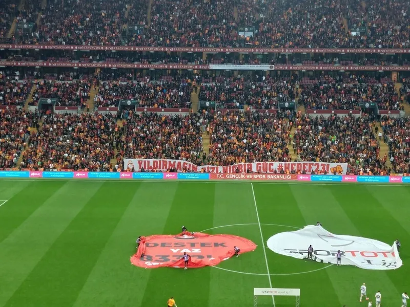 Galatasaray taraftarından takıma pankartlı destek! - 2