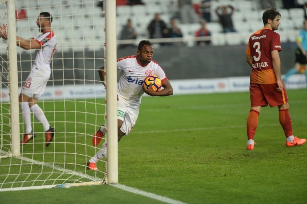 Antalyaspor-Galatasaray karşılaşmasından kareler