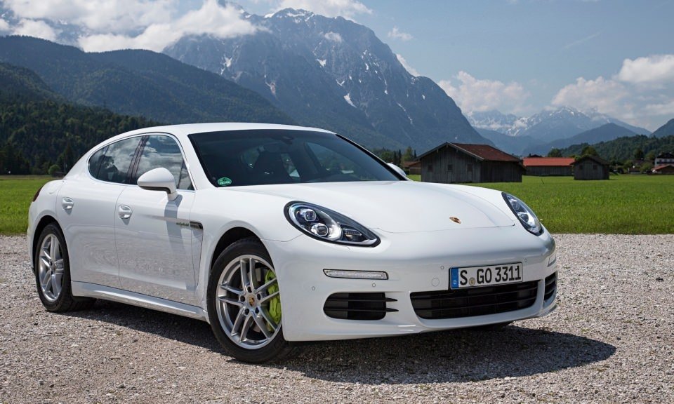 Ünlü futbolcular ve lüks otomobilleri