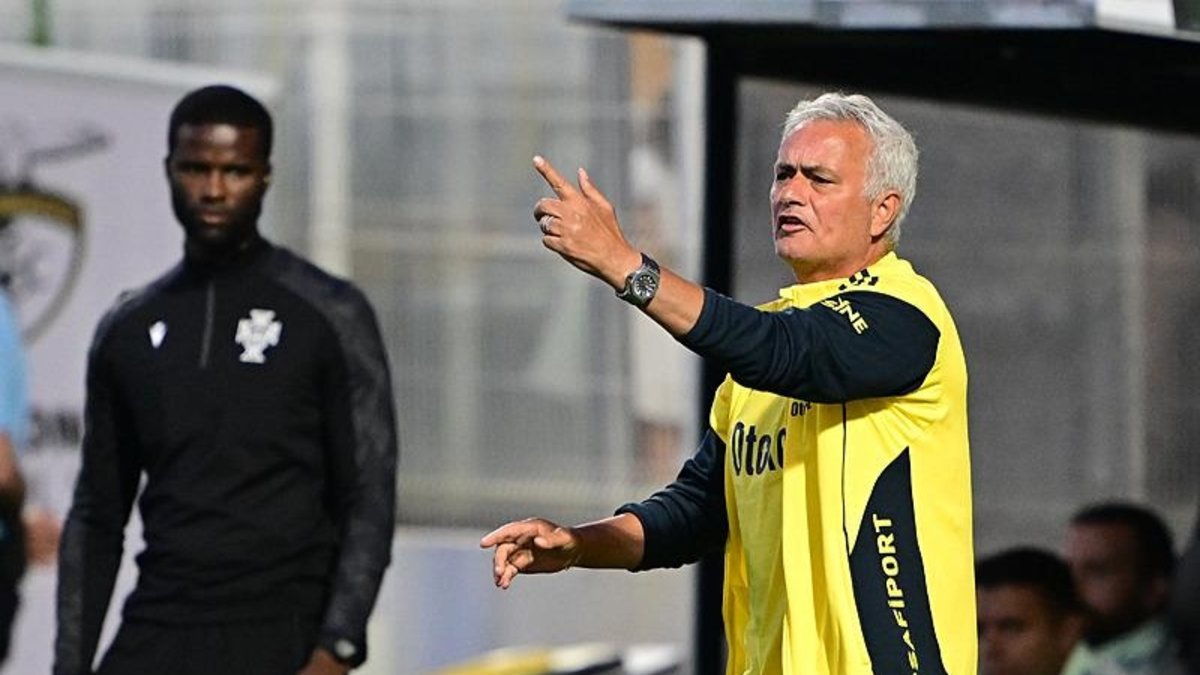 Mourinho'dan taraftarların tepkisini çeken açıklama! Fenerbahçe bir... Mourinho'dan taraftarların tepkisini çeken açıklama! Fenerbahçe bir...